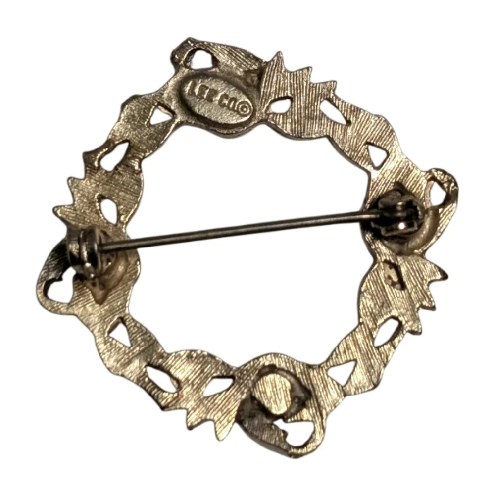 Elegant Gold Brooch with Pearls‎